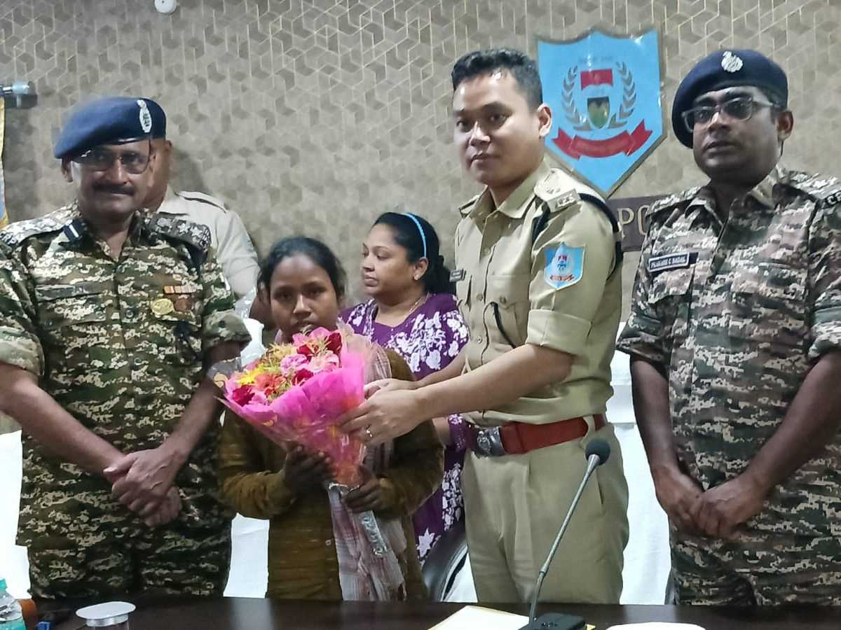 झारखंड : बोकारो में फरार महिला नक्सली ने किया सरेंडर, खूंटी में पीएलएफआई के दो सदस्य गिरफ्तार झारखंड : बोकारो में फरार महिला नक्सली ने किया सरेंडर, खूंटी में पीएलएफआई के दो सदस्य गिरफ्तार